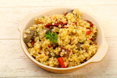 Tavuk kalbi ve kuru domatesli bulgur.