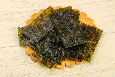 Ahşap arka plan üzerinde fiş gevrek Nori yaprak