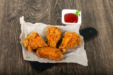 Ketçap ile çıtır tavuk kanatları