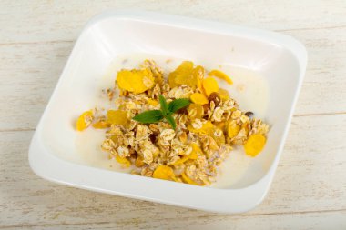 Muz, fındık ve nane ile müsli