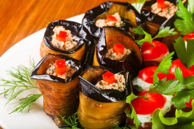 Doldurulmuş patlıcan ve domates salata yaprakları servis