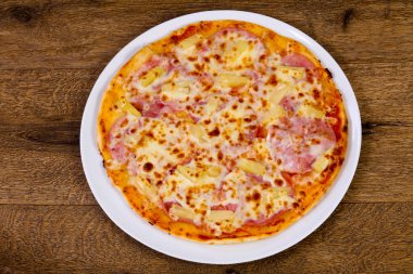 Jambon ve peynir beyaz plaka üzerinde pizza