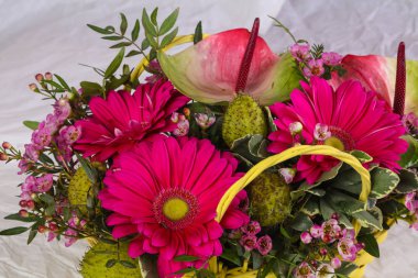 Romantik buket closeup ev iç, çeşitli çiçeklerle