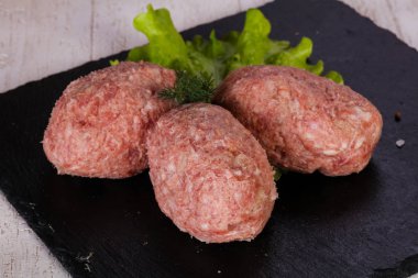 Çiğ Domuz pirzola - kıyılmış et ahşap arka plan üzerinde