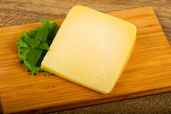 Queso Parmesano Con Hojas Ensalada Albahaca —  Fotos de Stock