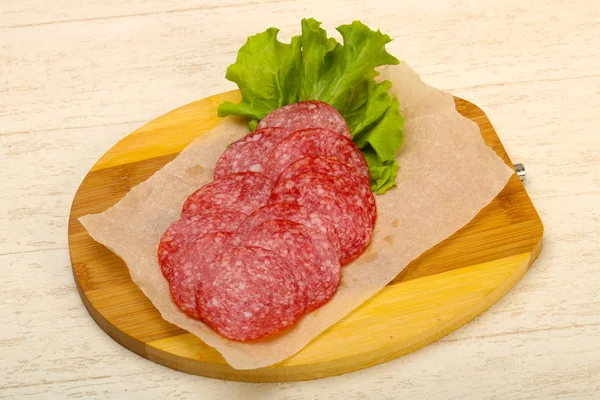 Salame Affettato Salsiccia Sfondo Legno — Foto Stock