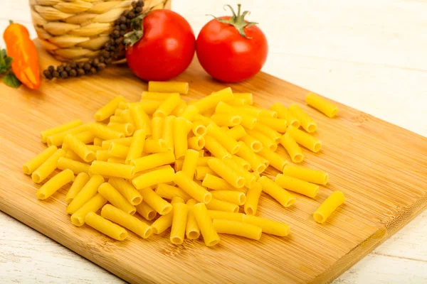 Penne Crua Para Massas Sobre Fundo Madeira — Fotografia de Stock