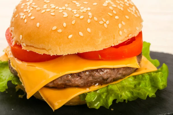 Hamburger Met Kaas Tomaat Sla Bladeren — Stockfoto