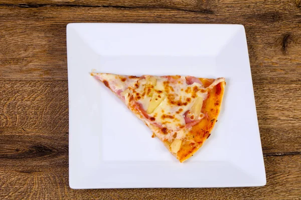 Pizza Con Prosciutto Formaggio Piatto Bianco — Foto Stock