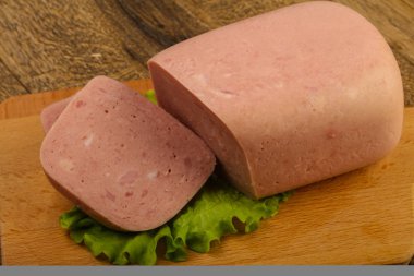 Jambon sosis salata üzerinde yemek için hazır bırakır