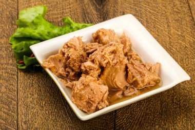 Kavanozda konserve ton balığı pişmeye hazır.