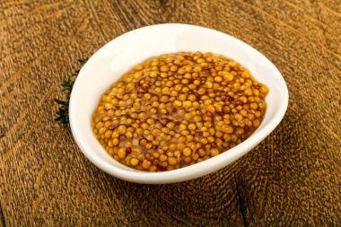 Dijon hardal sos kabın içinde kekik