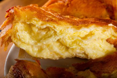 Beyaz yoka pasta peynir ve yumurta ile