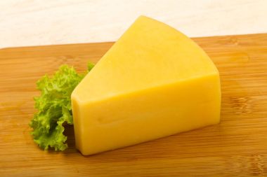 Parmesan peynir üçgenin üzerinde ahşap arka plan