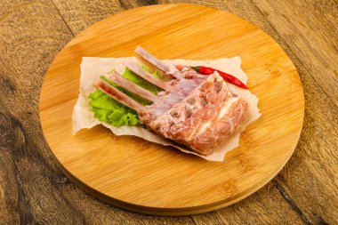 Ham kuzu kaburga ile biber yemek pişirmek için hazır