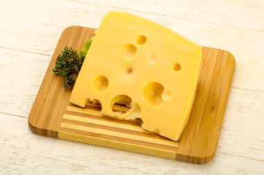 Ahşap plaka üzerinde peynir parçası