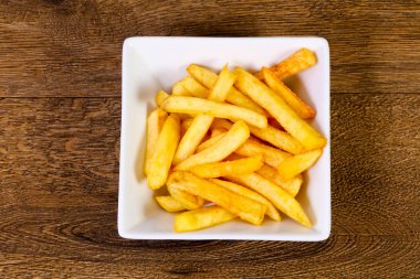 Patates kızartması patates ahşap arka plan üzerinde