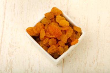 Hafif ahşap arka planda kuru üzüm yığını