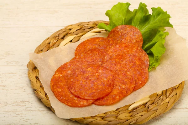 Pepperoni Skivad Korv Över Trä Bakgrund — Stockfoto