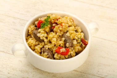 Tavuk kalbi ve kuru domatesli bulgur.