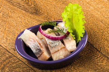 Ringa balığı filetosu dereotu ve soğan dilimlenmiş