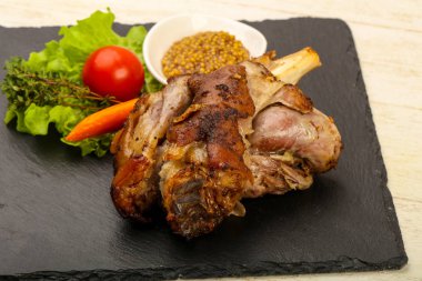 Kavrulmuş domuz diz dijon hardal sos ile