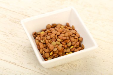 Yemek pişirmek için hazır kapta çiğ mercimek