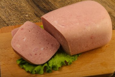Jambon sosis salata üzerinde yemek için hazır bırakır