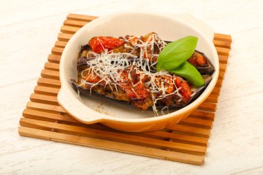 et ve peynir ile doldurulmuş patlıcan