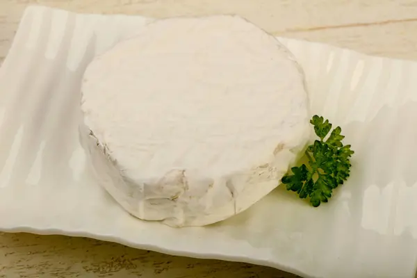 Sýr Camembert Petrželkou Dřevěné Pozadí — Stock fotografie