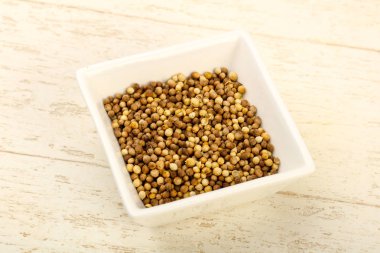 Kişniş tohumu yığın ahşap arka plan üzerinde