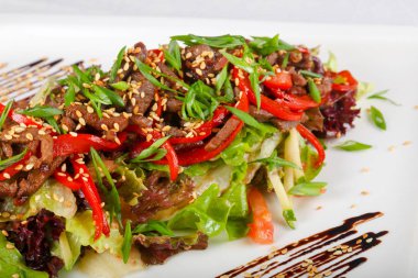 Susam salata domuz eti ile giyinmiş