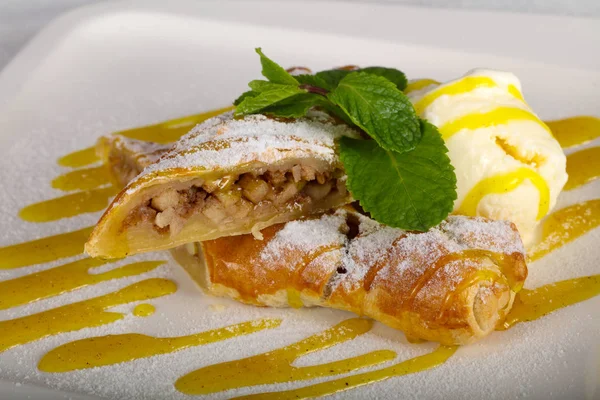 Strudel Manzana Con Helado —  Fotos de Stock