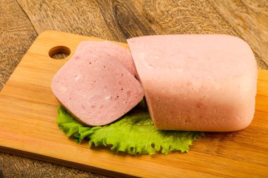 Jambon sosis salata üzerinde yemek için hazır bırakır