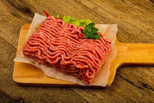 Rinderhackfleisch Mit Basilikumblättern Zum Kochen Bereit — Stockfoto