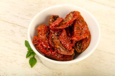 Fesleğen yapraklı kuru domates.