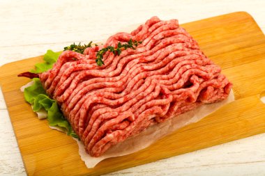 Çiğ kıyma et kekik ve acı biber ile