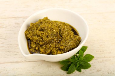 Fesleğenli pesto sos kasede bırakır