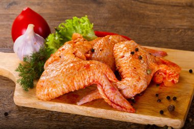 Marine edilmiş tavuk kanat ızgara ve Barbekü