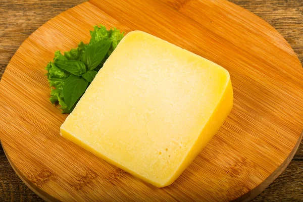 Queso Parmesano Con Hojas Ensalada Albahaca —  Fotos de Stock