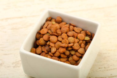 Yemek pişirmek için hazır kapta çiğ mercimek