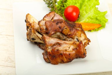 Kavrulmuş domuz diz dijon hardal sos ile