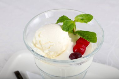 Nane ve çilek ile dondurma