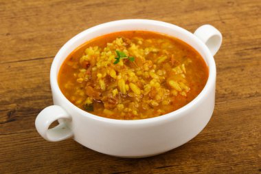 Ahşap arka plan üzerinde beyaz Kharcho çorbası