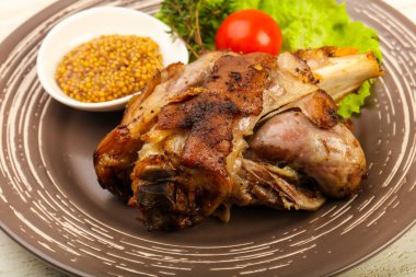 Kavrulmuş domuz diz dijon hardal sos ile