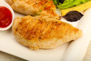 Salata yaprakları ile kavrulmuş tavuk göğsü