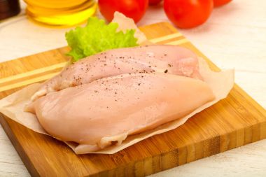 Biber yemek pişirmek için hazır çiğ tavuk göğsü
