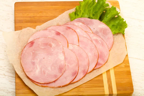 Salsiccia Affettata Con Foglie Insalata — Foto Stock