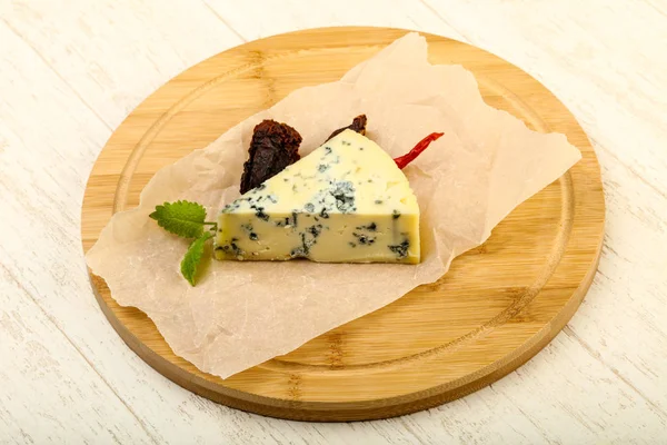 Plísňový Sýr Mátou Dřevěné Pozadí — Stock fotografie