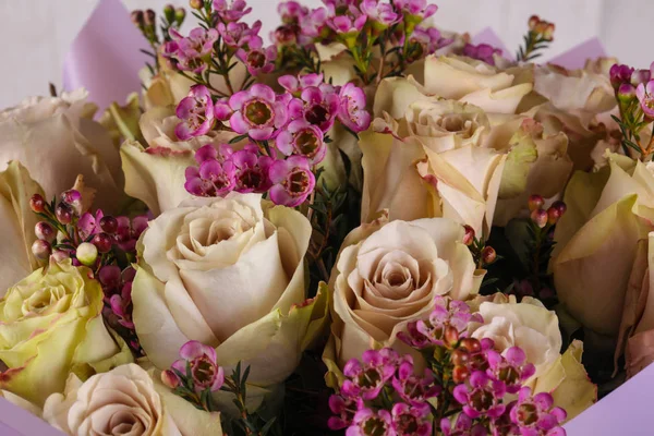 Buquê Rosas Frescas Com Outras Flores — Fotografia de Stock